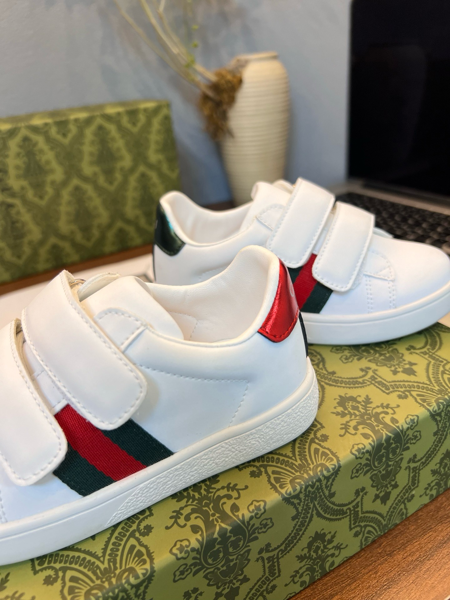 Children's shoes child